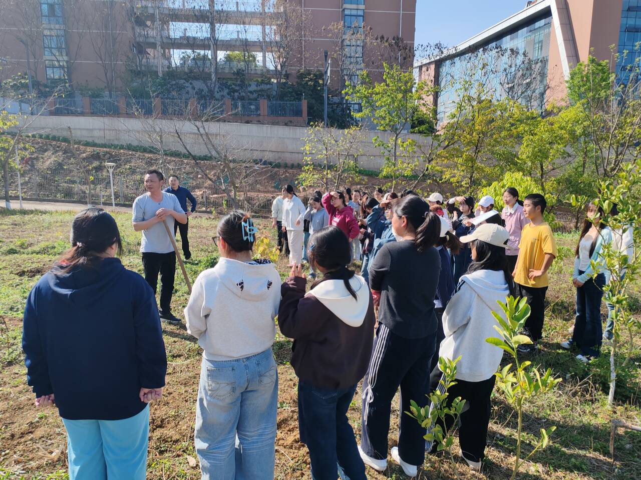 汗滴沃土 心向阳光  ——党委学生工作部组织开展劳动实践教育实践活动